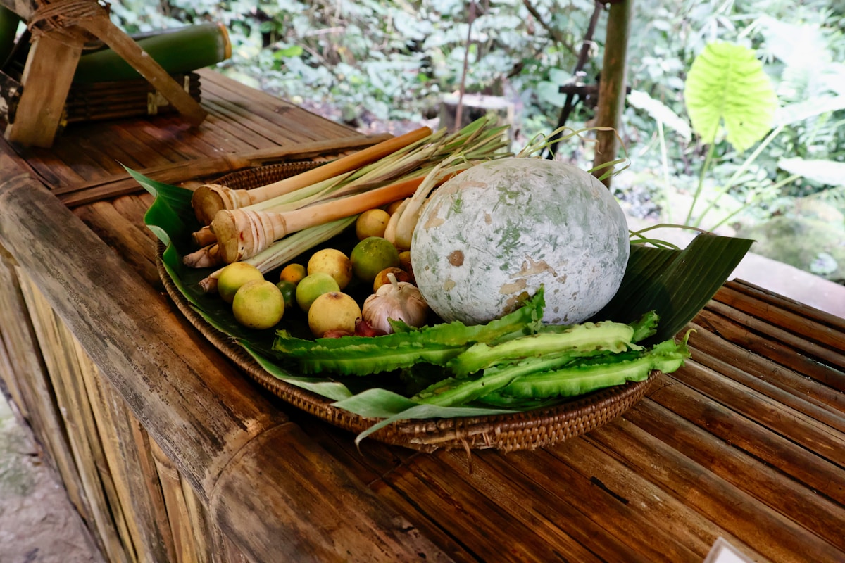 Cesta de hortaliças e ervas colhidas sobre mesa de madeira